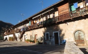 20 La caratteristica cascina a fianco della strada che sale all'agriturismo Belvedere...